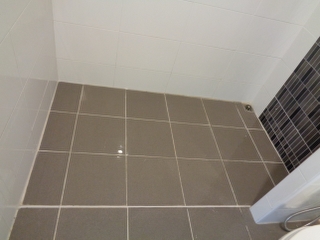 พื้นกระเบื้องห้องน้ำเป็นกระเบื้องกันลื่น