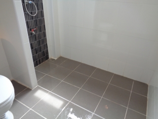 พื้นกระเบื้องห้องน้ำเป็นกระเบื้องกันลื่น