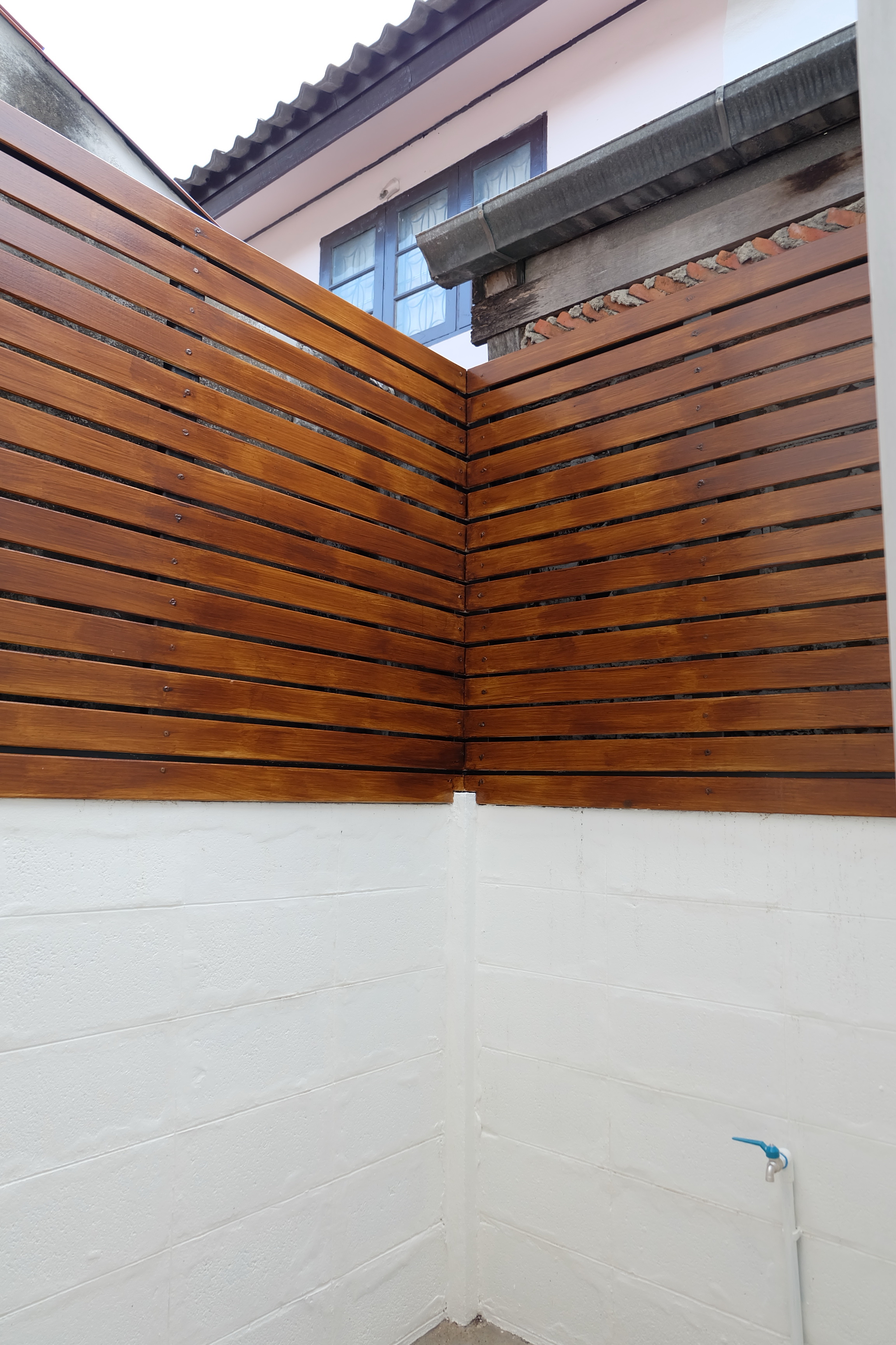 พื้นที่ซักล้างเอนกประสงค์หลังบ้าน หลังบ้านโปร่งโล่ง ไม่อับ