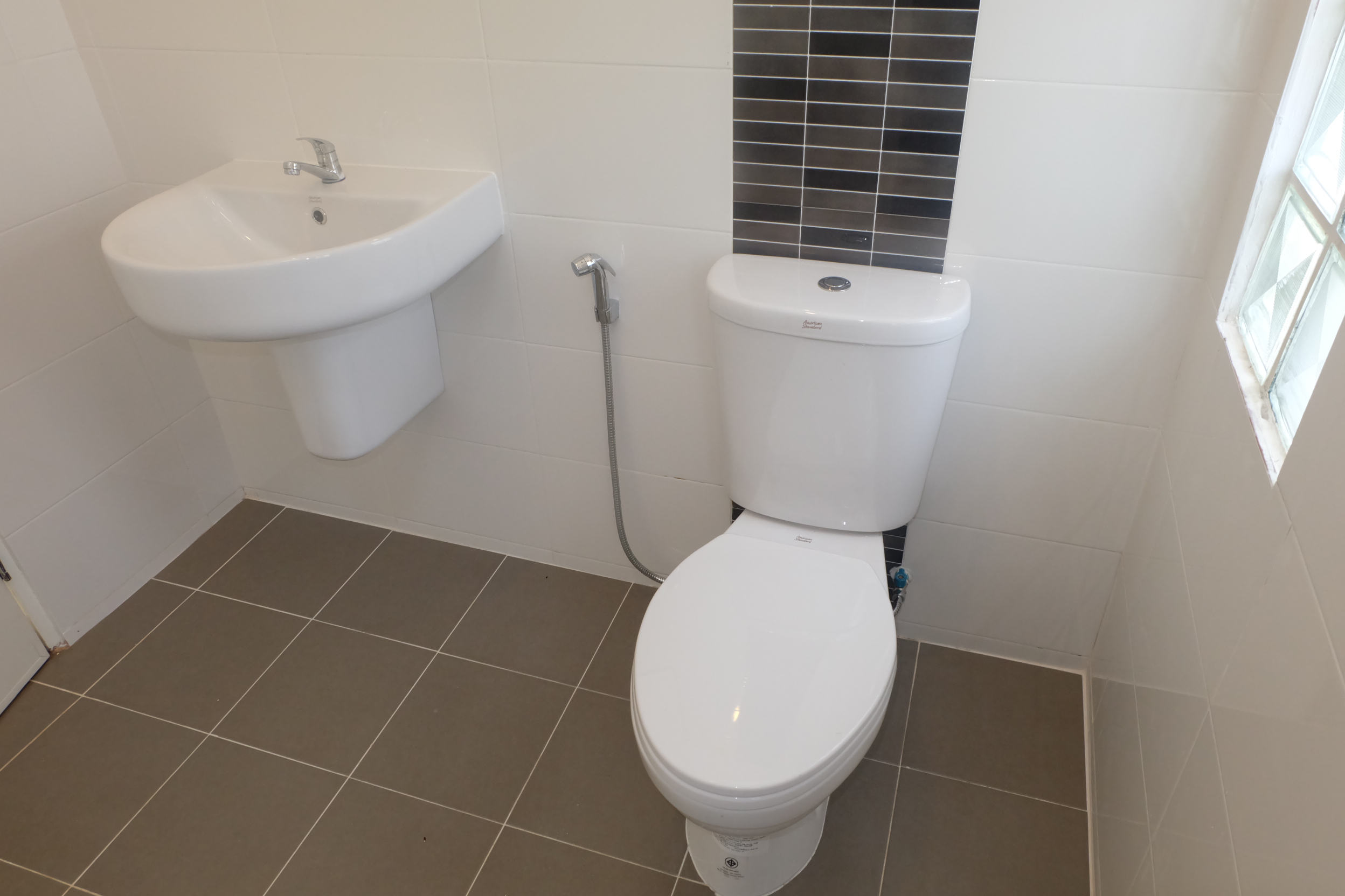 เปลี่ยนอุปกรณ์และสุขภัณฑ์ใหม่ทั้งหมด