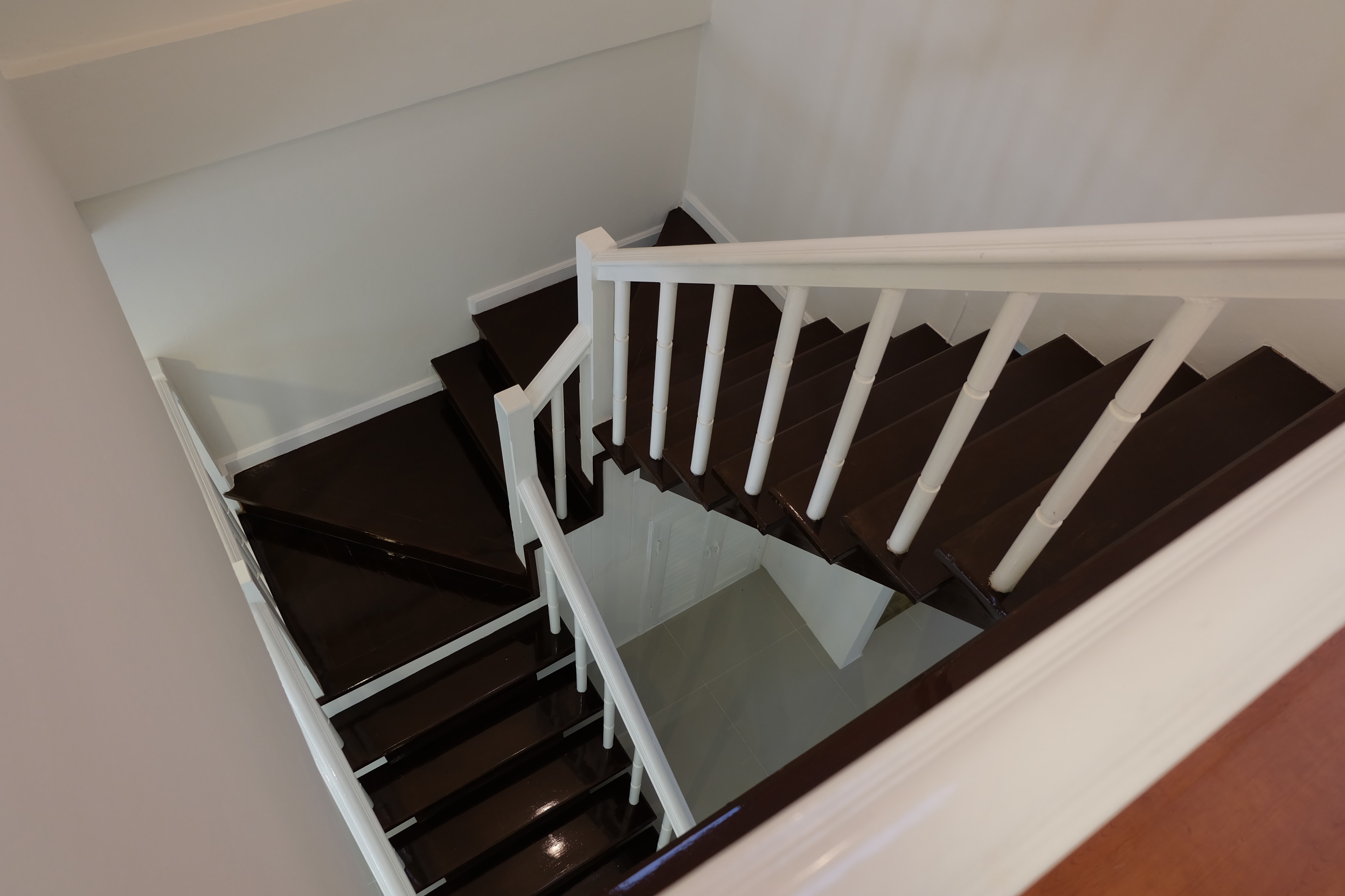 บันไดไม้จริง ขัดเคลือบเงาทำสีใหม่ทั้งหมด