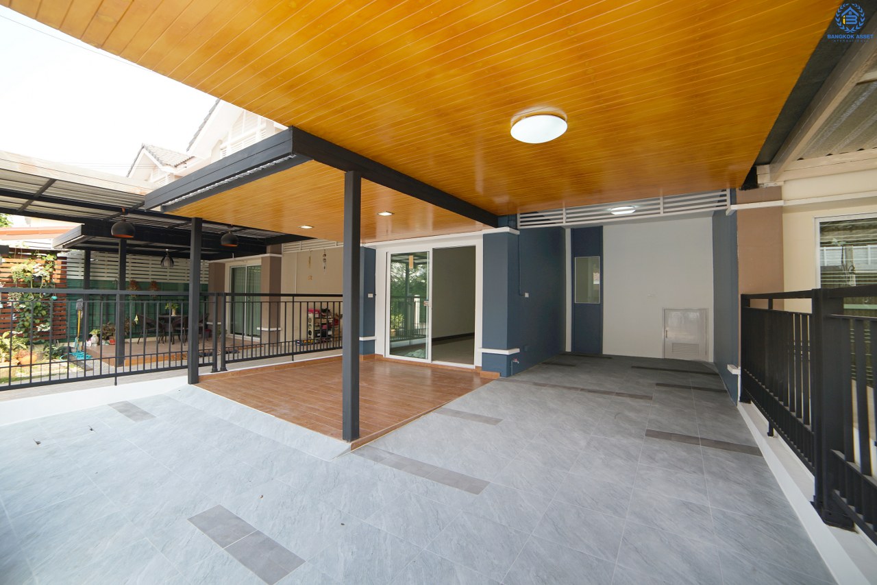 บ้านมือสองตกแต่งใหม่ โซนเมือง 2 ที่จอดรถ! หมู่บ้าน พฤกษาวิลล์ 35 ใกล้สะพานพระราม 5 (ซ.วัดสังฆทาน) หลังใหญ่ หน้ากว้าง สุดยอดทำเลทอง! เชื่อมต่อสู่ถนนนครอินทร์ และถนนราชพฤกษ์ ตัวบ้านโปร่ง พื้นที่ใช้สอยภายในที่กว้างขวาง พร้อมฟังก์ชั่น 3 ห้องนอน 2 ห้องน้ำ และครัวเคาน์เตอร์ โครงการน่าอยู่ ครบทุกความสะดวกสบาย ในราคาเบาเบา