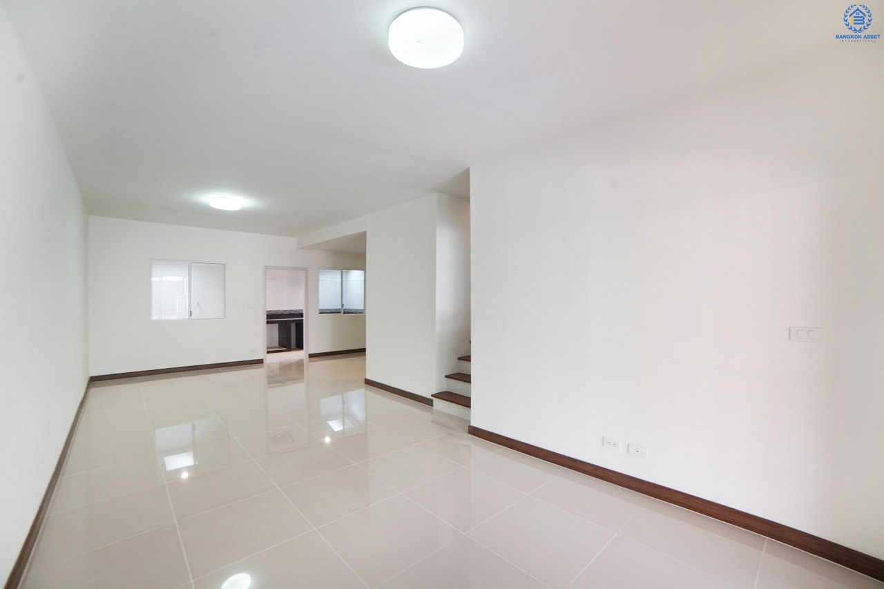 บ้านมือสองตกแต่งใหม่ โซนเมือง 2 ที่จอดรถ! หมู่บ้าน พฤกษาวิลล์ 35 ใกล้สะพานพระราม 5 (ซ.วัดสังฆทาน) หลังใหญ่ หน้ากว้าง สุดยอดทำเลทอง! เชื่อมต่อสู่ถนนนครอินทร์ และถนนราชพฤกษ์ ตัวบ้านโปร่ง พื้นที่ใช้สอยภายในที่กว้างขวาง พร้อมฟังก์ชั่น 3 ห้องนอน 2 ห้องน้ำ และครัวเคาน์เตอร์ โครงการน่าอยู่ ครบทุกความสะดวกสบาย ในราคาเบาเบา