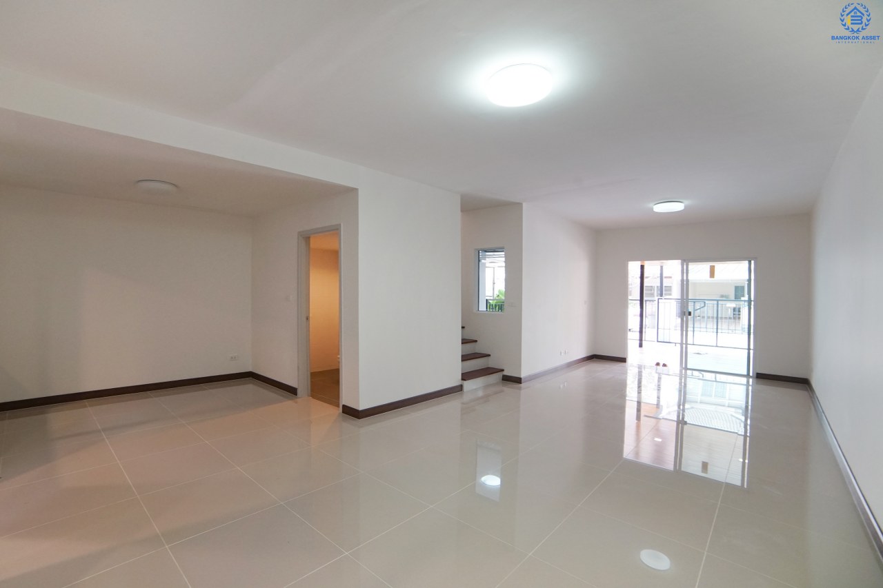 บ้านมือสองตกแต่งใหม่ โซนเมือง 2 ที่จอดรถ! หมู่บ้าน พฤกษาวิลล์ 35 ใกล้สะพานพระราม 5 (ซ.วัดสังฆทาน) หลังใหญ่ หน้ากว้าง สุดยอดทำเลทอง! เชื่อมต่อสู่ถนนนครอินทร์ และถนนราชพฤกษ์ ตัวบ้านโปร่ง พื้นที่ใช้สอยภายในที่กว้างขวาง พร้อมฟังก์ชั่น 3 ห้องนอน 2 ห้องน้ำ และครัวเคาน์เตอร์ โครงการน่าอยู่ ครบทุกความสะดวกสบาย ในราคาเบาเบา