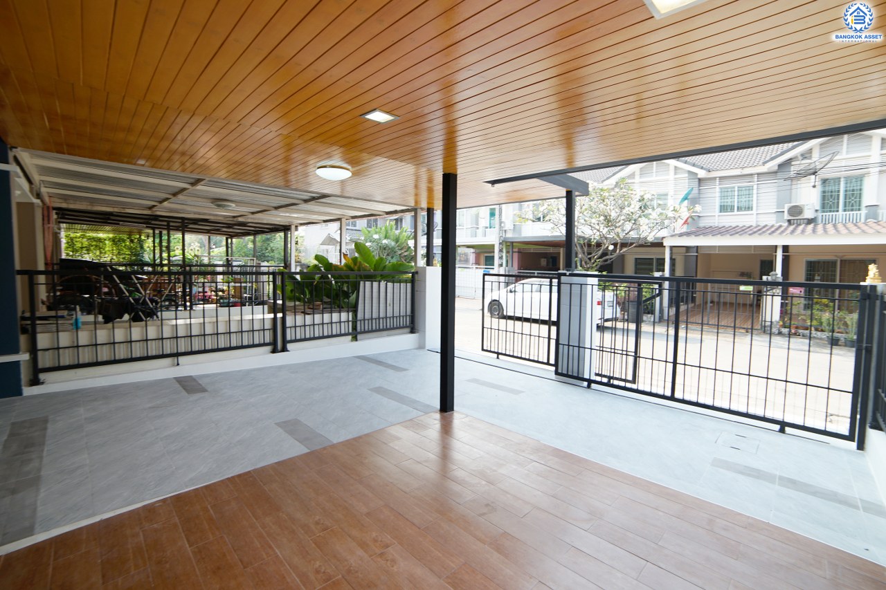 บ้านมือสองตกแต่งใหม่ โซนเมือง 2 ที่จอดรถ! หมู่บ้าน พฤกษาวิลล์ 35 ใกล้สะพานพระราม 5 (ซ.วัดสังฆทาน) หลังใหญ่ หน้ากว้าง สุดยอดทำเลทอง! เชื่อมต่อสู่ถนนนครอินทร์ และถนนราชพฤกษ์ ตัวบ้านโปร่ง พื้นที่ใช้สอยภายในที่กว้างขวาง พร้อมฟังก์ชั่น 3 ห้องนอน 2 ห้องน้ำ และครัวเคาน์เตอร์ โครงการน่าอยู่ ครบทุกความสะดวกสบาย ในราคาเบาเบา