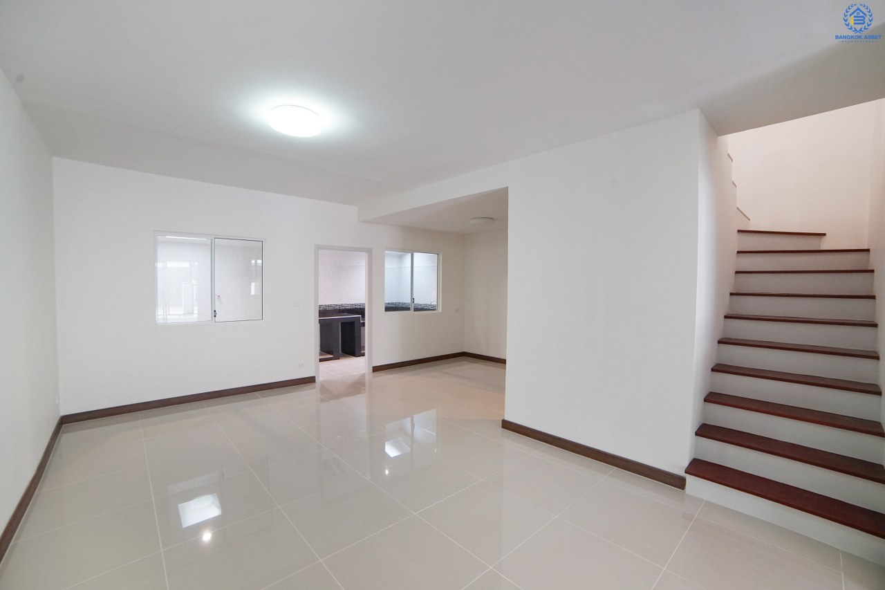 บ้านมือสองตกแต่งใหม่ โซนเมือง 2 ที่จอดรถ! หมู่บ้าน พฤกษาวิลล์ 35 ใกล้สะพานพระราม 5 (ซ.วัดสังฆทาน) หลังใหญ่ หน้ากว้าง สุดยอดทำเลทอง! เชื่อมต่อสู่ถนนนครอินทร์ และถนนราชพฤกษ์ ตัวบ้านโปร่ง พื้นที่ใช้สอยภายในที่กว้างขวาง พร้อมฟังก์ชั่น 3 ห้องนอน 2 ห้องน้ำ และครัวเคาน์เตอร์ โครงการน่าอยู่ ครบทุกความสะดวกสบาย ในราคาเบาเบา