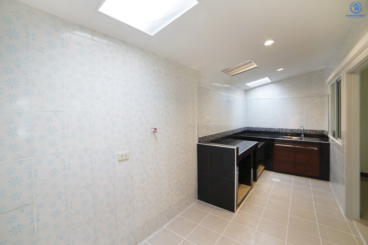 บ้านมือสองตกแต่งใหม่ โซนเมือง 2 ที่จอดรถ! หมู่บ้าน พฤกษาวิลล์ 35 ใกล้สะพานพระราม 5 (ซ.วัดสังฆทาน) หลังใหญ่ หน้ากว้าง สุดยอดทำเลทอง! เชื่อมต่อสู่ถนนนครอินทร์ และถนนราชพฤกษ์ ตัวบ้านโปร่ง พื้นที่ใช้สอยภายในที่กว้างขวาง พร้อมฟังก์ชั่น 3 ห้องนอน 2 ห้องน้ำ และครัวเคาน์เตอร์ โครงการน่าอยู่ ครบทุกความสะดวกสบาย ในราคาเบาเบา