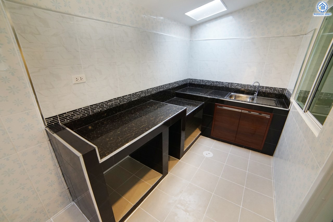 บ้านมือสองตกแต่งใหม่ โซนเมือง 2 ที่จอดรถ! หมู่บ้าน พฤกษาวิลล์ 35 ใกล้สะพานพระราม 5 (ซ.วัดสังฆทาน) หลังใหญ่ หน้ากว้าง สุดยอดทำเลทอง! เชื่อมต่อสู่ถนนนครอินทร์ และถนนราชพฤกษ์ ตัวบ้านโปร่ง พื้นที่ใช้สอยภายในที่กว้างขวาง พร้อมฟังก์ชั่น 3 ห้องนอน 2 ห้องน้ำ และครัวเคาน์เตอร์ โครงการน่าอยู่ ครบทุกความสะดวกสบาย ในราคาเบาเบา