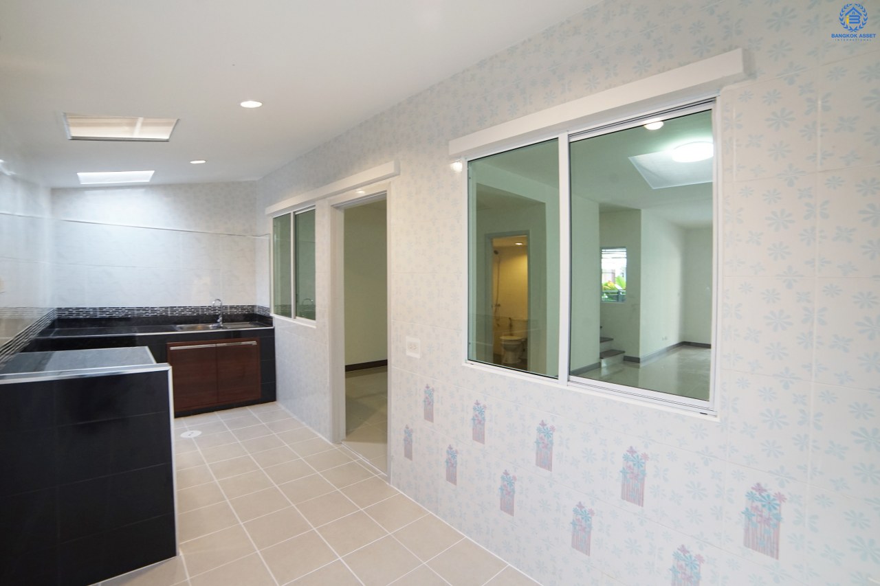 บ้านมือสองตกแต่งใหม่ โซนเมือง 2 ที่จอดรถ! หมู่บ้าน พฤกษาวิลล์ 35 ใกล้สะพานพระราม 5 (ซ.วัดสังฆทาน) หลังใหญ่ หน้ากว้าง สุดยอดทำเลทอง! เชื่อมต่อสู่ถนนนครอินทร์ และถนนราชพฤกษ์ ตัวบ้านโปร่ง พื้นที่ใช้สอยภายในที่กว้างขวาง พร้อมฟังก์ชั่น 3 ห้องนอน 2 ห้องน้ำ และครัวเคาน์เตอร์ โครงการน่าอยู่ ครบทุกความสะดวกสบาย ในราคาเบาเบา