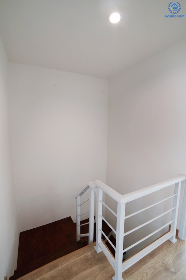 บ้านมือสองตกแต่งใหม่ โซนเมือง 2 ที่จอดรถ! หมู่บ้าน พฤกษาวิลล์ 35 ใกล้สะพานพระราม 5 (ซ.วัดสังฆทาน) หลังใหญ่ หน้ากว้าง สุดยอดทำเลทอง! เชื่อมต่อสู่ถนนนครอินทร์ และถนนราชพฤกษ์ ตัวบ้านโปร่ง พื้นที่ใช้สอยภายในที่กว้างขวาง พร้อมฟังก์ชั่น 3 ห้องนอน 2 ห้องน้ำ และครัวเคาน์เตอร์ โครงการน่าอยู่ ครบทุกความสะดวกสบาย ในราคาเบาเบา