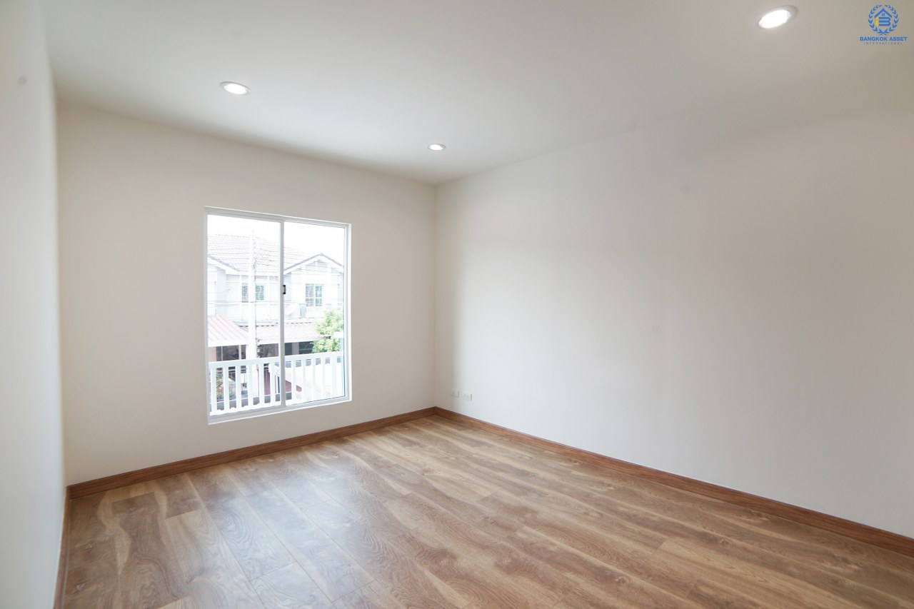 บ้านมือสองตกแต่งใหม่ โซนเมือง 2 ที่จอดรถ! หมู่บ้าน พฤกษาวิลล์ 35 ใกล้สะพานพระราม 5 (ซ.วัดสังฆทาน) หลังใหญ่ หน้ากว้าง สุดยอดทำเลทอง! เชื่อมต่อสู่ถนนนครอินทร์ และถนนราชพฤกษ์ ตัวบ้านโปร่ง พื้นที่ใช้สอยภายในที่กว้างขวาง พร้อมฟังก์ชั่น 3 ห้องนอน 2 ห้องน้ำ และครัวเคาน์เตอร์ โครงการน่าอยู่ ครบทุกความสะดวกสบาย ในราคาเบาเบา