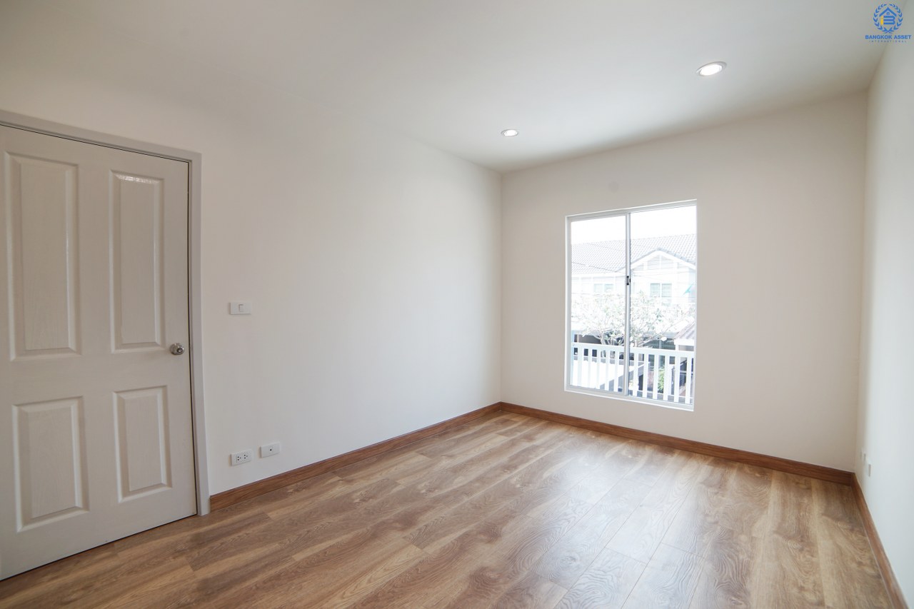 บ้านมือสองตกแต่งใหม่ โซนเมือง 2 ที่จอดรถ! หมู่บ้าน พฤกษาวิลล์ 35 ใกล้สะพานพระราม 5 (ซ.วัดสังฆทาน) หลังใหญ่ หน้ากว้าง สุดยอดทำเลทอง! เชื่อมต่อสู่ถนนนครอินทร์ และถนนราชพฤกษ์ ตัวบ้านโปร่ง พื้นที่ใช้สอยภายในที่กว้างขวาง พร้อมฟังก์ชั่น 3 ห้องนอน 2 ห้องน้ำ และครัวเคาน์เตอร์ โครงการน่าอยู่ ครบทุกความสะดวกสบาย ในราคาเบาเบา