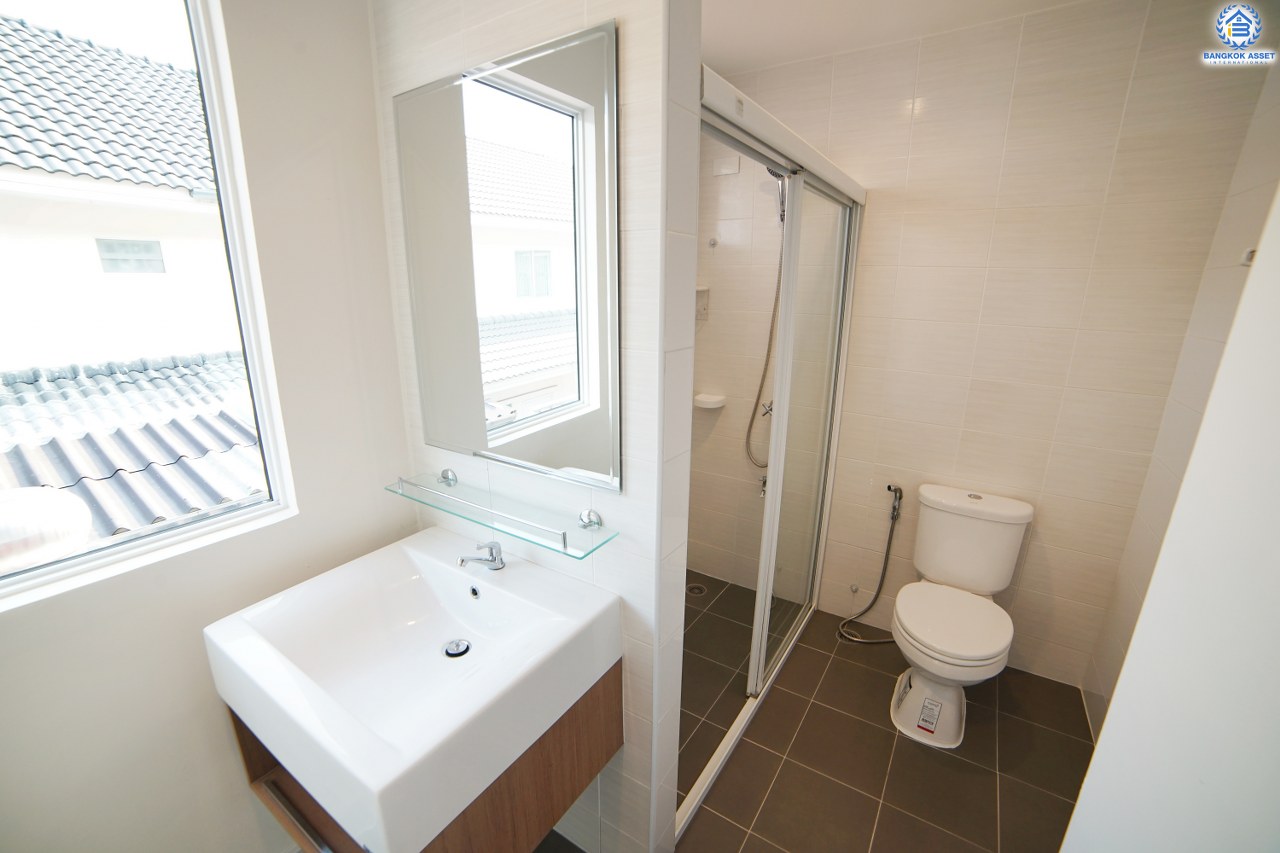 บ้านมือสองตกแต่งใหม่ โซนเมือง 2 ที่จอดรถ! หมู่บ้าน พฤกษาวิลล์ 35 ใกล้สะพานพระราม 5 (ซ.วัดสังฆทาน) หลังใหญ่ หน้ากว้าง สุดยอดทำเลทอง! เชื่อมต่อสู่ถนนนครอินทร์ และถนนราชพฤกษ์ ตัวบ้านโปร่ง พื้นที่ใช้สอยภายในที่กว้างขวาง พร้อมฟังก์ชั่น 3 ห้องนอน 2 ห้องน้ำ และครัวเคาน์เตอร์ โครงการน่าอยู่ ครบทุกความสะดวกสบาย ในราคาเบาเบา