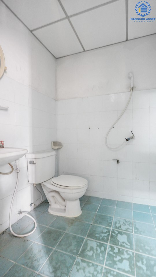 ทาวน์เฮ้าส์มือสอง ห้องมุม 2 ที่จอดรถ หมู่บ้านพระปิ่น3 ติดถนนกาญจนาภิเษก (เนื้อที่ 29.6 ตร.ว.) ฟังก์ชั่น 2 ห้องนอน 2 ห้องน้ำ ทำเลดี อยู่ในเเหล่งชุมชน สามารถค้าขายได้ เพียง 5 นาทีถึงเซ็นทรัลเวสต์เกต และ รถไฟฟ้าสถานี"ตลาดบางใหญ่"