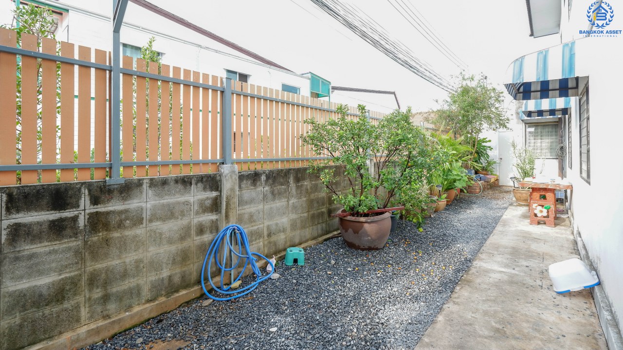 ทาวน์เฮ้าส์มือสอง ห้องมุม 2 ที่จอดรถ หมู่บ้านพระปิ่น3 ติดถนนกาญจนาภิเษก (เนื้อที่ 29.6 ตร.ว.) ฟังก์ชั่น 2 ห้องนอน 2 ห้องน้ำ ทำเลดี อยู่ในเเหล่งชุมชน สามารถค้าขายได้ เพียง 5 นาทีถึงเซ็นทรัลเวสต์เกต และ รถไฟฟ้าสถานี"ตลาดบางใหญ่"