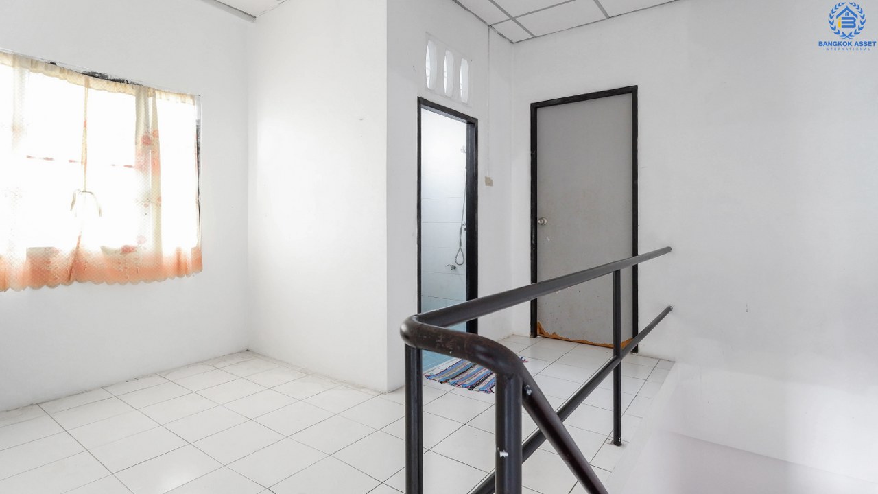 ทาวน์เฮ้าส์มือสอง ห้องมุม 2 ที่จอดรถ หมู่บ้านพระปิ่น3 ติดถนนกาญจนาภิเษก (เนื้อที่ 29.6 ตร.ว.) ฟังก์ชั่น 2 ห้องนอน 2 ห้องน้ำ ทำเลดี อยู่ในเเหล่งชุมชน สามารถค้าขายได้ เพียง 5 นาทีถึงเซ็นทรัลเวสต์เกต และ รถไฟฟ้าสถานี"ตลาดบางใหญ่"