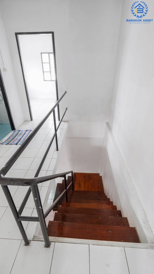 ทาวน์เฮ้าส์มือสอง ห้องมุม 2 ที่จอดรถ หมู่บ้านพระปิ่น3 ติดถนนกาญจนาภิเษก (เนื้อที่ 29.6 ตร.ว.) ฟังก์ชั่น 2 ห้องนอน 2 ห้องน้ำ ทำเลดี อยู่ในเเหล่งชุมชน สามารถค้าขายได้ เพียง 5 นาทีถึงเซ็นทรัลเวสต์เกต และ รถไฟฟ้าสถานี"ตลาดบางใหญ่"