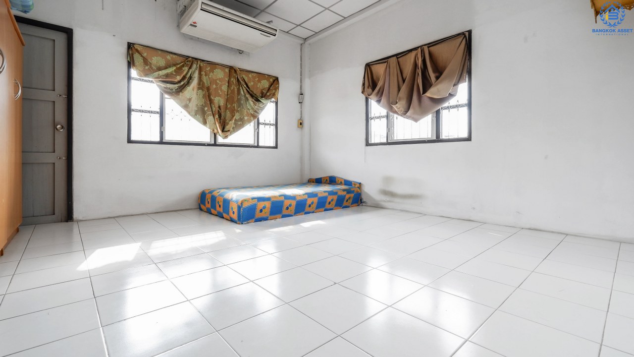 ทาวน์เฮ้าส์มือสอง ห้องมุม 2 ที่จอดรถ หมู่บ้านพระปิ่น3 ติดถนนกาญจนาภิเษก (เนื้อที่ 29.6 ตร.ว.) ฟังก์ชั่น 2 ห้องนอน 2 ห้องน้ำ ทำเลดี อยู่ในเเหล่งชุมชน สามารถค้าขายได้ เพียง 5 นาทีถึงเซ็นทรัลเวสต์เกต และ รถไฟฟ้าสถานี"ตลาดบางใหญ่"