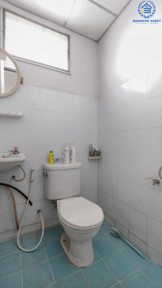 ทาวน์เฮ้าส์มือสอง ห้องมุม 2 ที่จอดรถ หมู่บ้านพระปิ่น3 ติดถนนกาญจนาภิเษก (เนื้อที่ 29.6 ตร.ว.) ฟังก์ชั่น 2 ห้องนอน 2 ห้องน้ำ ทำเลดี อยู่ในเเหล่งชุมชน สามารถค้าขายได้ เพียง 5 นาทีถึงเซ็นทรัลเวสต์เกต และ รถไฟฟ้าสถานี"ตลาดบางใหญ่"