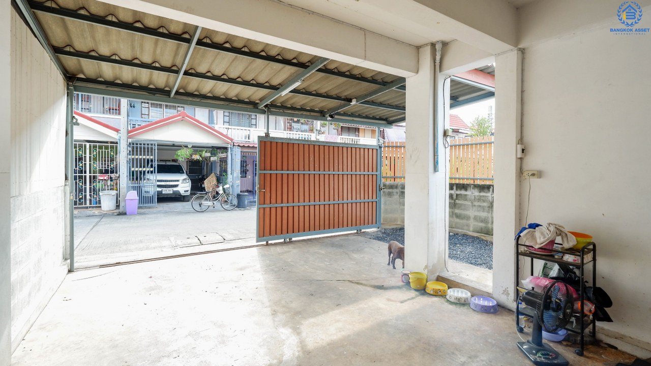 ทาวน์เฮ้าส์มือสอง ห้องมุม 2 ที่จอดรถ หมู่บ้านพระปิ่น3 ติดถนนกาญจนาภิเษก (เนื้อที่ 29.6 ตร.ว.) ฟังก์ชั่น 2 ห้องนอน 2 ห้องน้ำ ทำเลดี อยู่ในเเหล่งชุมชน สามารถค้าขายได้ เพียง 5 นาทีถึงเซ็นทรัลเวสต์เกต และ รถไฟฟ้าสถานี"ตลาดบางใหญ่"