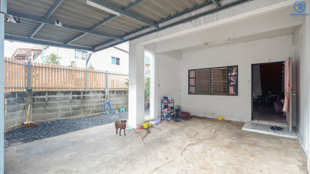 ทาวน์เฮ้าส์มือสอง ห้องมุม 2 ที่จอดรถ หมู่บ้านพระปิ่น3 ติดถนนกาญจนาภิเษก (เนื้อที่ 29.6 ตร.ว.) ฟังก์ชั่น 2 ห้องนอน 2 ห้องน้ำ ทำเลดี อยู่ในเเหล่งชุมชน สามารถค้าขายได้ เพียง 5 นาทีถึงเซ็นทรัลเวสต์เกต และ รถไฟฟ้าสถานี"ตลาดบางใหญ่"