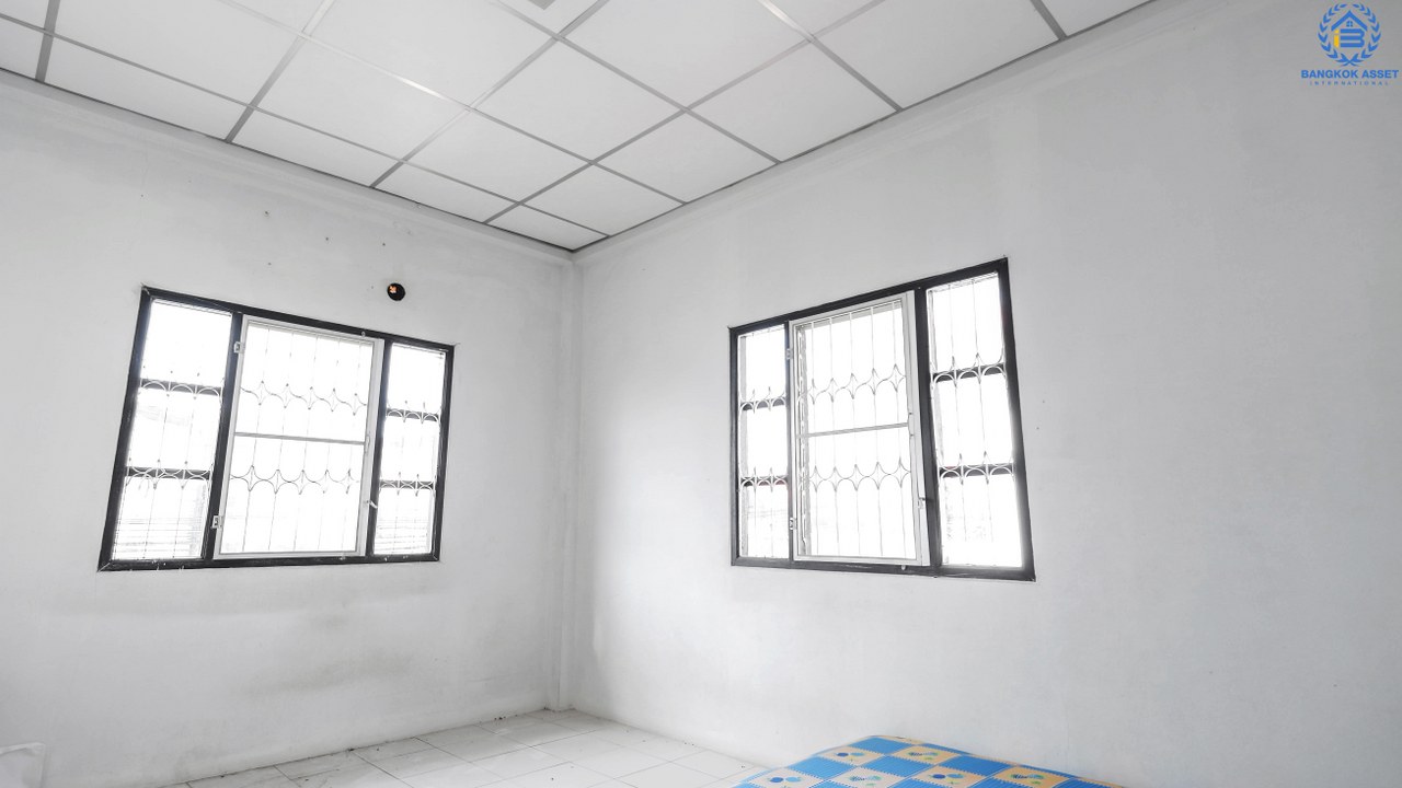 ทาวน์เฮ้าส์มือสอง ห้องมุม 2 ที่จอดรถ หมู่บ้านพระปิ่น3 ติดถนนกาญจนาภิเษก (เนื้อที่ 29.6 ตร.ว.) ฟังก์ชั่น 2 ห้องนอน 2 ห้องน้ำ ทำเลดี อยู่ในเเหล่งชุมชน สามารถค้าขายได้ เพียง 5 นาทีถึงเซ็นทรัลเวสต์เกต และ รถไฟฟ้าสถานี"ตลาดบางใหญ่"