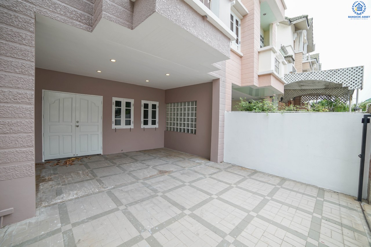 ทาวน์โฮมมือสอง 3 ชั้น ห้องมุม หมู่บ้านสายลม แจ้งวัฒนะ-ปากเกร็ด ฟังก์ชั่น 4 ห้องนอน 4 ห้องน้ำ (พื้นที่ใช้สอย 216 ตร.ม.) เหมาะอยู่อาศัย หรือ ทำออฟฟิศ บ้านสภาพสวย พร้อมอยู่ ทำเลดีสุดๆ ห่างจากถนนแจ้งวัฒนะไม่เกิน 200 เมตร ใกล้เซ็นทรัลแจ้งวัฒนะ , เมืองทองธานี  และ จุดขึ้นทางด่วนแจ้งวัฒนะ