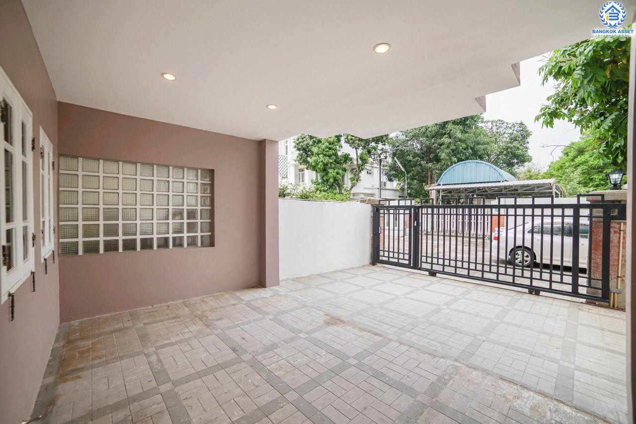 ทาวน์โฮมมือสอง 3 ชั้น ห้องมุม หมู่บ้านสายลม แจ้งวัฒนะ-ปากเกร็ด ฟังก์ชั่น 4 ห้องนอน 4 ห้องน้ำ (พื้นที่ใช้สอย 216 ตร.ม.) เหมาะอยู่อาศัย หรือ ทำออฟฟิศ บ้านสภาพสวย พร้อมอยู่ ทำเลดีสุดๆ ห่างจากถนนแจ้งวัฒนะไม่เกิน 200 เมตร ใกล้เซ็นทรัลแจ้งวัฒนะ , เมืองทองธานี  และ จุดขึ้นทางด่วนแจ้งวัฒนะ