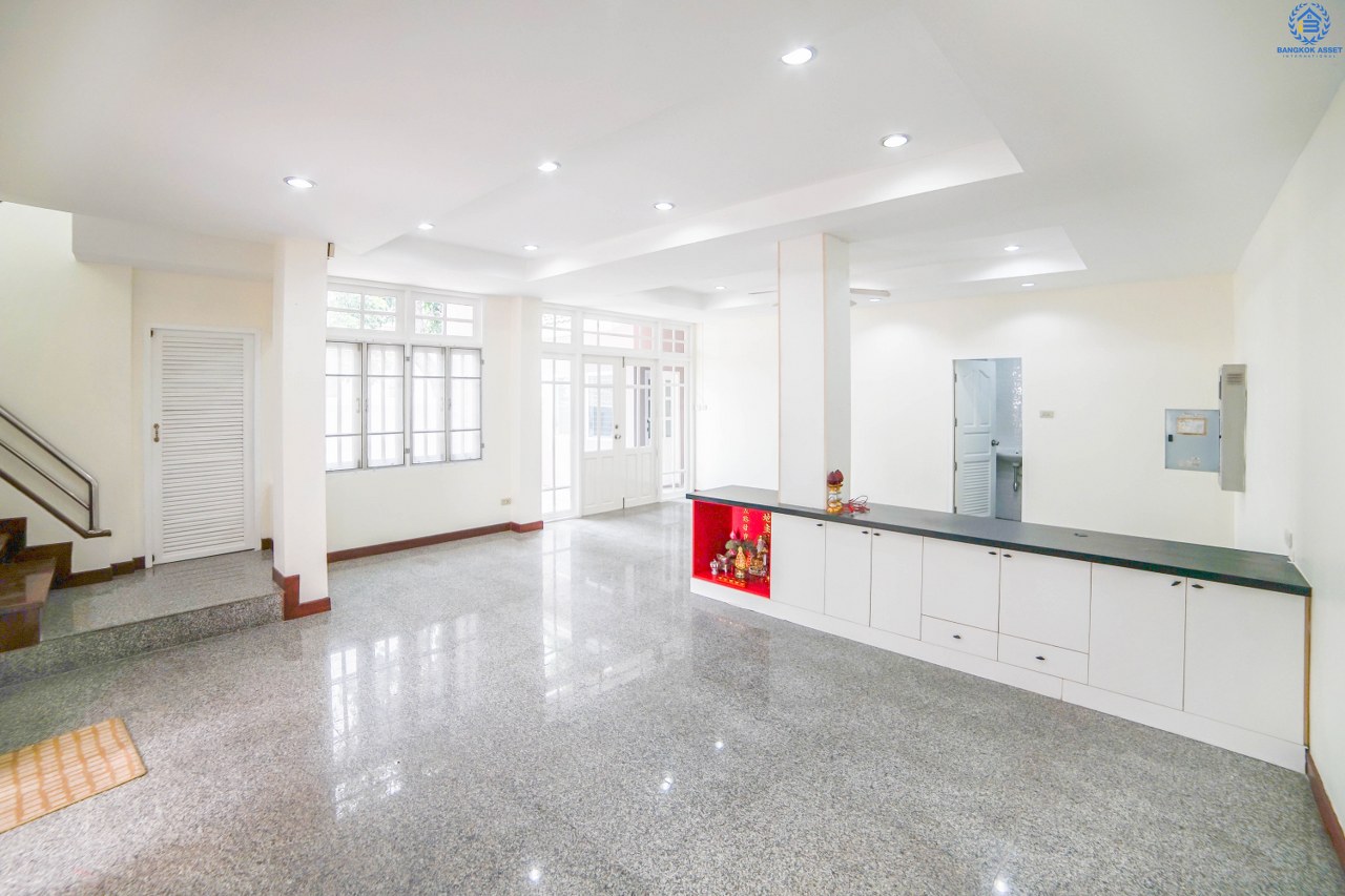 ทาวน์โฮมมือสอง 3 ชั้น ห้องมุม หมู่บ้านสายลม แจ้งวัฒนะ-ปากเกร็ด ฟังก์ชั่น 4 ห้องนอน 4 ห้องน้ำ (พื้นที่ใช้สอย 216 ตร.ม.) เหมาะอยู่อาศัย หรือ ทำออฟฟิศ บ้านสภาพสวย พร้อมอยู่ ทำเลดีสุดๆ ห่างจากถนนแจ้งวัฒนะไม่เกิน 200 เมตร ใกล้เซ็นทรัลแจ้งวัฒนะ , เมืองทองธานี  และ จุดขึ้นทางด่วนแจ้งวัฒนะ