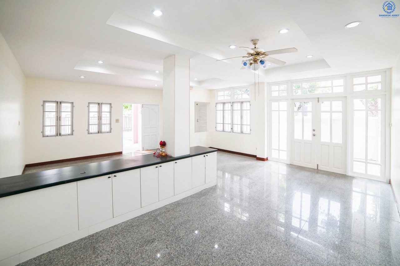 ทาวน์โฮมมือสอง 3 ชั้น ห้องมุม หมู่บ้านสายลม แจ้งวัฒนะ-ปากเกร็ด ฟังก์ชั่น 4 ห้องนอน 4 ห้องน้ำ (พื้นที่ใช้สอย 216 ตร.ม.) เหมาะอยู่อาศัย หรือ ทำออฟฟิศ บ้านสภาพสวย พร้อมอยู่ ทำเลดีสุดๆ ห่างจากถนนแจ้งวัฒนะไม่เกิน 200 เมตร ใกล้เซ็นทรัลแจ้งวัฒนะ , เมืองทองธานี  และ จุดขึ้นทางด่วนแจ้งวัฒนะ