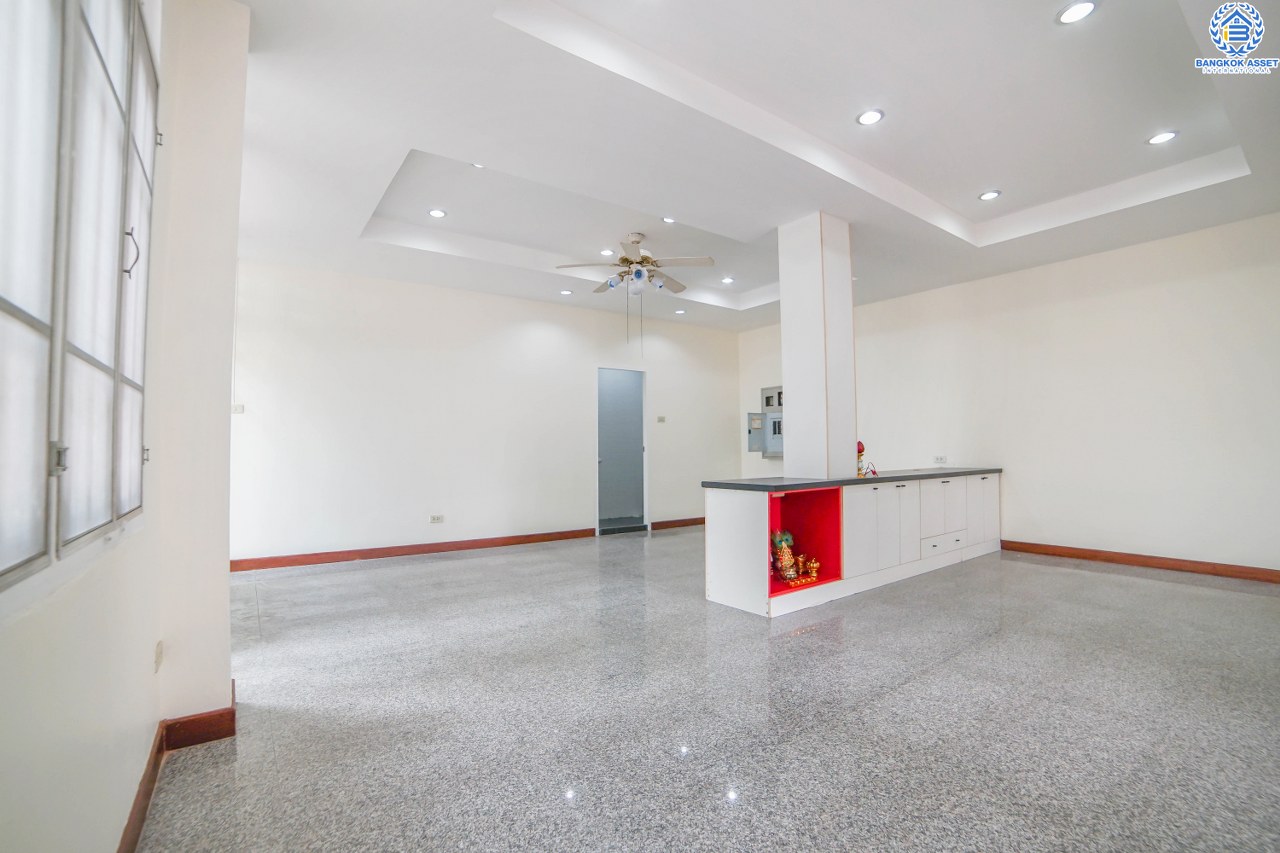 ทาวน์โฮมมือสอง 3 ชั้น ห้องมุม หมู่บ้านสายลม แจ้งวัฒนะ-ปากเกร็ด ฟังก์ชั่น 4 ห้องนอน 4 ห้องน้ำ (พื้นที่ใช้สอย 216 ตร.ม.) เหมาะอยู่อาศัย หรือ ทำออฟฟิศ บ้านสภาพสวย พร้อมอยู่ ทำเลดีสุดๆ ห่างจากถนนแจ้งวัฒนะไม่เกิน 200 เมตร ใกล้เซ็นทรัลแจ้งวัฒนะ , เมืองทองธานี  และ จุดขึ้นทางด่วนแจ้งวัฒนะ