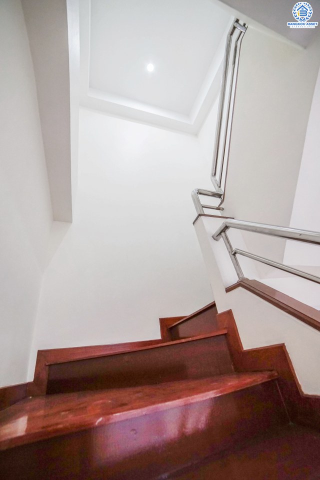 ทาวน์โฮมมือสอง 3 ชั้น ห้องมุม หมู่บ้านสายลม แจ้งวัฒนะ-ปากเกร็ด ฟังก์ชั่น 4 ห้องนอน 4 ห้องน้ำ (พื้นที่ใช้สอย 216 ตร.ม.) เหมาะอยู่อาศัย หรือ ทำออฟฟิศ บ้านสภาพสวย พร้อมอยู่ ทำเลดีสุดๆ ห่างจากถนนแจ้งวัฒนะไม่เกิน 200 เมตร ใกล้เซ็นทรัลแจ้งวัฒนะ , เมืองทองธานี  และ จุดขึ้นทางด่วนแจ้งวัฒนะ