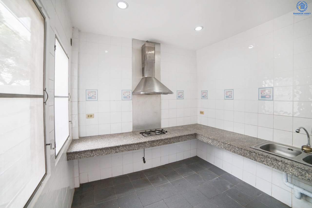 ทาวน์โฮมมือสอง 3 ชั้น ห้องมุม หมู่บ้านสายลม แจ้งวัฒนะ-ปากเกร็ด ฟังก์ชั่น 4 ห้องนอน 4 ห้องน้ำ (พื้นที่ใช้สอย 216 ตร.ม.) เหมาะอยู่อาศัย หรือ ทำออฟฟิศ บ้านสภาพสวย พร้อมอยู่ ทำเลดีสุดๆ ห่างจากถนนแจ้งวัฒนะไม่เกิน 200 เมตร ใกล้เซ็นทรัลแจ้งวัฒนะ , เมืองทองธานี  และ จุดขึ้นทางด่วนแจ้งวัฒนะ