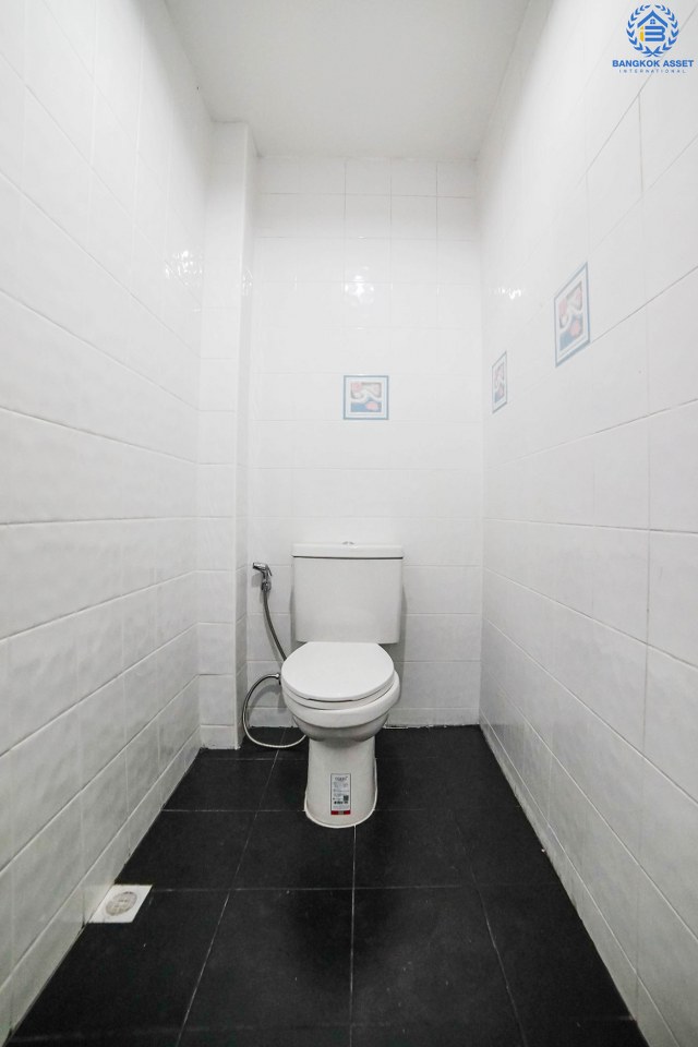 ทาวน์โฮมมือสอง 3 ชั้น ห้องมุม หมู่บ้านสายลม แจ้งวัฒนะ-ปากเกร็ด ฟังก์ชั่น 4 ห้องนอน 4 ห้องน้ำ (พื้นที่ใช้สอย 216 ตร.ม.) เหมาะอยู่อาศัย หรือ ทำออฟฟิศ บ้านสภาพสวย พร้อมอยู่ ทำเลดีสุดๆ ห่างจากถนนแจ้งวัฒนะไม่เกิน 200 เมตร ใกล้เซ็นทรัลแจ้งวัฒนะ , เมืองทองธานี  และ จุดขึ้นทางด่วนแจ้งวัฒนะ