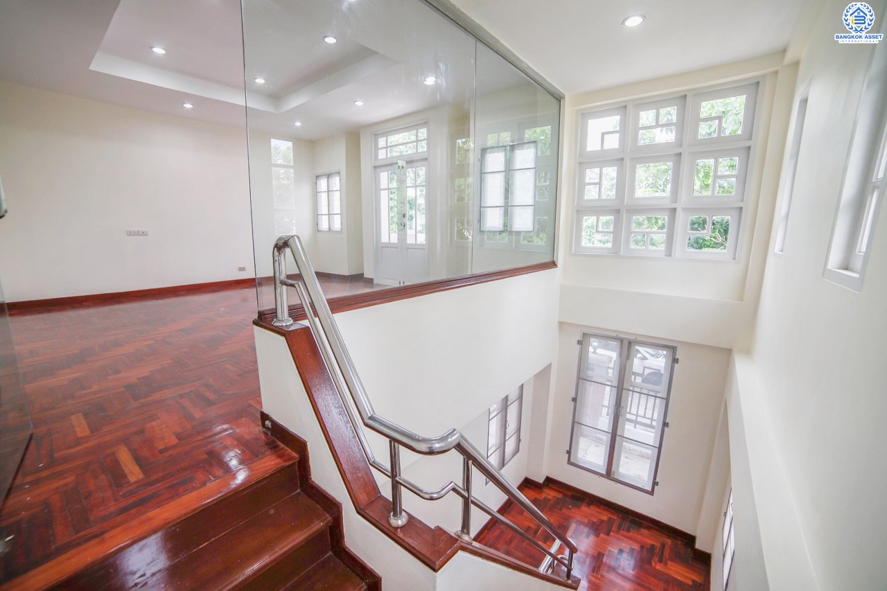 ทาวน์โฮมมือสอง 3 ชั้น ห้องมุม หมู่บ้านสายลม แจ้งวัฒนะ-ปากเกร็ด ฟังก์ชั่น 4 ห้องนอน 4 ห้องน้ำ (พื้นที่ใช้สอย 216 ตร.ม.) เหมาะอยู่อาศัย หรือ ทำออฟฟิศ บ้านสภาพสวย พร้อมอยู่ ทำเลดีสุดๆ ห่างจากถนนแจ้งวัฒนะไม่เกิน 200 เมตร ใกล้เซ็นทรัลแจ้งวัฒนะ , เมืองทองธานี  และ จุดขึ้นทางด่วนแจ้งวัฒนะ