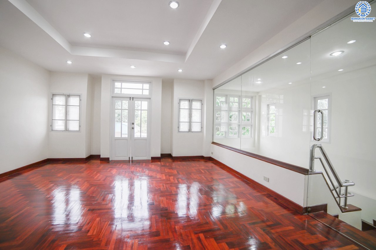 ทาวน์โฮมมือสอง 3 ชั้น ห้องมุม หมู่บ้านสายลม แจ้งวัฒนะ-ปากเกร็ด ฟังก์ชั่น 4 ห้องนอน 4 ห้องน้ำ (พื้นที่ใช้สอย 216 ตร.ม.) เหมาะอยู่อาศัย หรือ ทำออฟฟิศ บ้านสภาพสวย พร้อมอยู่ ทำเลดีสุดๆ ห่างจากถนนแจ้งวัฒนะไม่เกิน 200 เมตร ใกล้เซ็นทรัลแจ้งวัฒนะ , เมืองทองธานี  และ จุดขึ้นทางด่วนแจ้งวัฒนะ