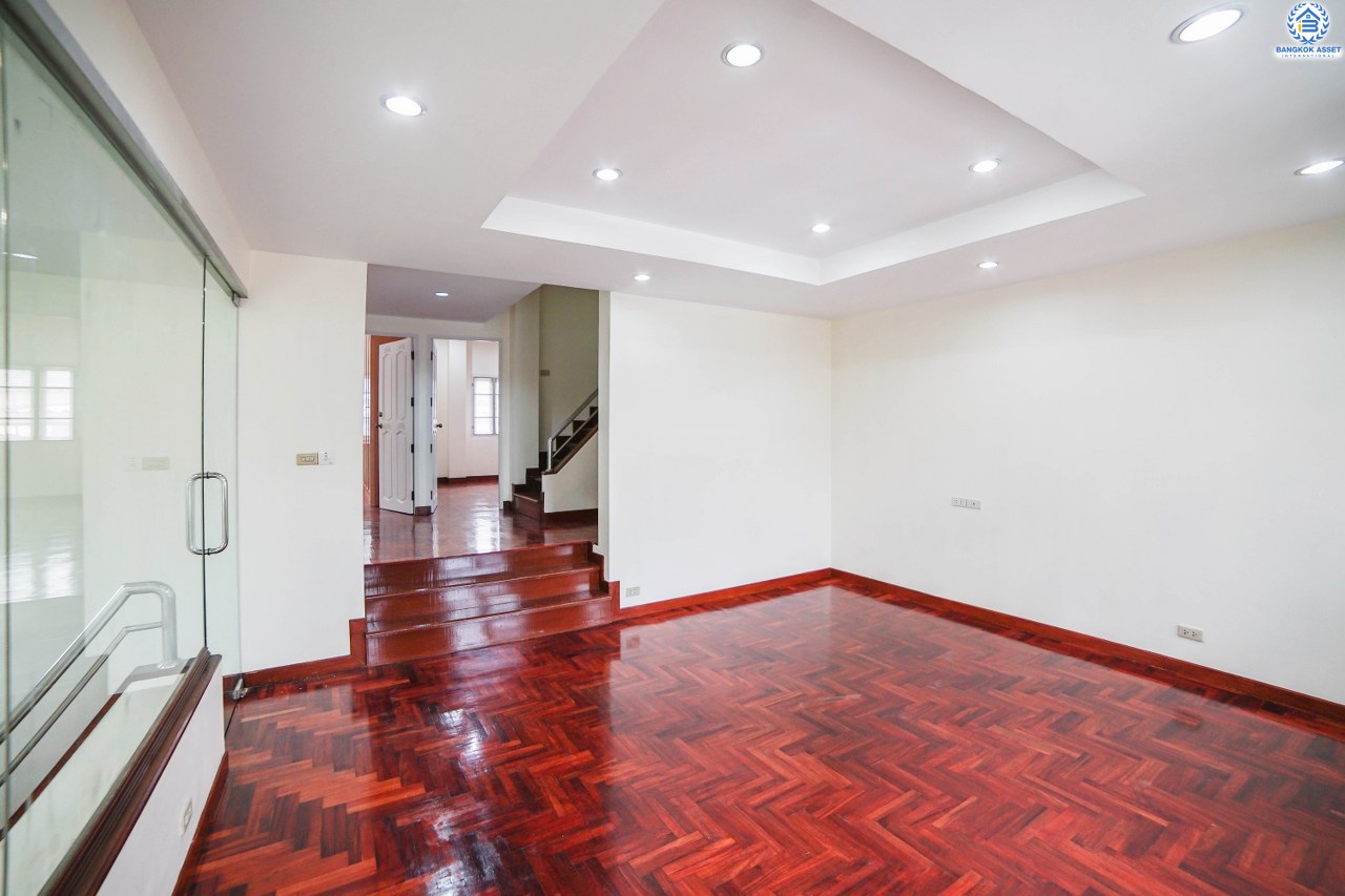 ทาวน์โฮมมือสอง 3 ชั้น ห้องมุม หมู่บ้านสายลม แจ้งวัฒนะ-ปากเกร็ด ฟังก์ชั่น 4 ห้องนอน 4 ห้องน้ำ (พื้นที่ใช้สอย 216 ตร.ม.) เหมาะอยู่อาศัย หรือ ทำออฟฟิศ บ้านสภาพสวย พร้อมอยู่ ทำเลดีสุดๆ ห่างจากถนนแจ้งวัฒนะไม่เกิน 200 เมตร ใกล้เซ็นทรัลแจ้งวัฒนะ , เมืองทองธานี  และ จุดขึ้นทางด่วนแจ้งวัฒนะ