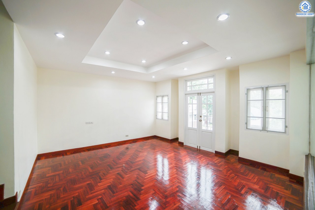 ทาวน์โฮมมือสอง 3 ชั้น ห้องมุม หมู่บ้านสายลม แจ้งวัฒนะ-ปากเกร็ด ฟังก์ชั่น 4 ห้องนอน 4 ห้องน้ำ (พื้นที่ใช้สอย 216 ตร.ม.) เหมาะอยู่อาศัย หรือ ทำออฟฟิศ บ้านสภาพสวย พร้อมอยู่ ทำเลดีสุดๆ ห่างจากถนนแจ้งวัฒนะไม่เกิน 200 เมตร ใกล้เซ็นทรัลแจ้งวัฒนะ , เมืองทองธานี  และ จุดขึ้นทางด่วนแจ้งวัฒนะ