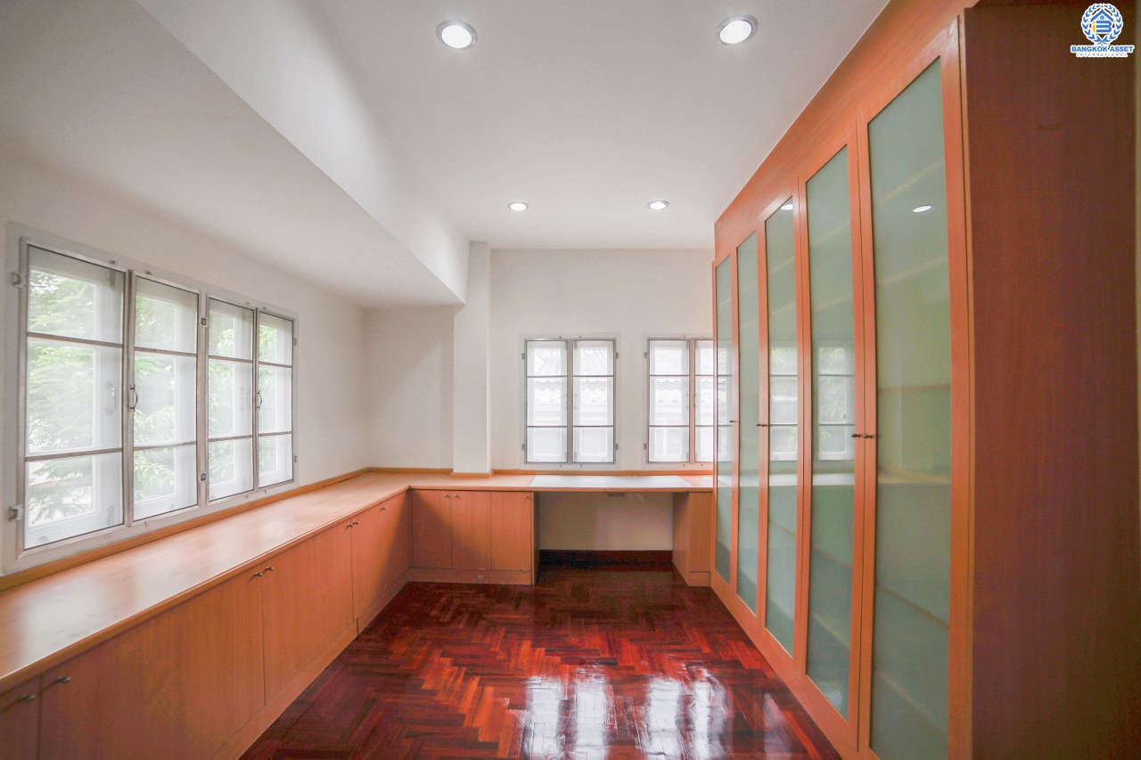 ทาวน์โฮมมือสอง 3 ชั้น ห้องมุม หมู่บ้านสายลม แจ้งวัฒนะ-ปากเกร็ด ฟังก์ชั่น 4 ห้องนอน 4 ห้องน้ำ (พื้นที่ใช้สอย 216 ตร.ม.) เหมาะอยู่อาศัย หรือ ทำออฟฟิศ บ้านสภาพสวย พร้อมอยู่ ทำเลดีสุดๆ ห่างจากถนนแจ้งวัฒนะไม่เกิน 200 เมตร ใกล้เซ็นทรัลแจ้งวัฒนะ , เมืองทองธานี  และ จุดขึ้นทางด่วนแจ้งวัฒนะ