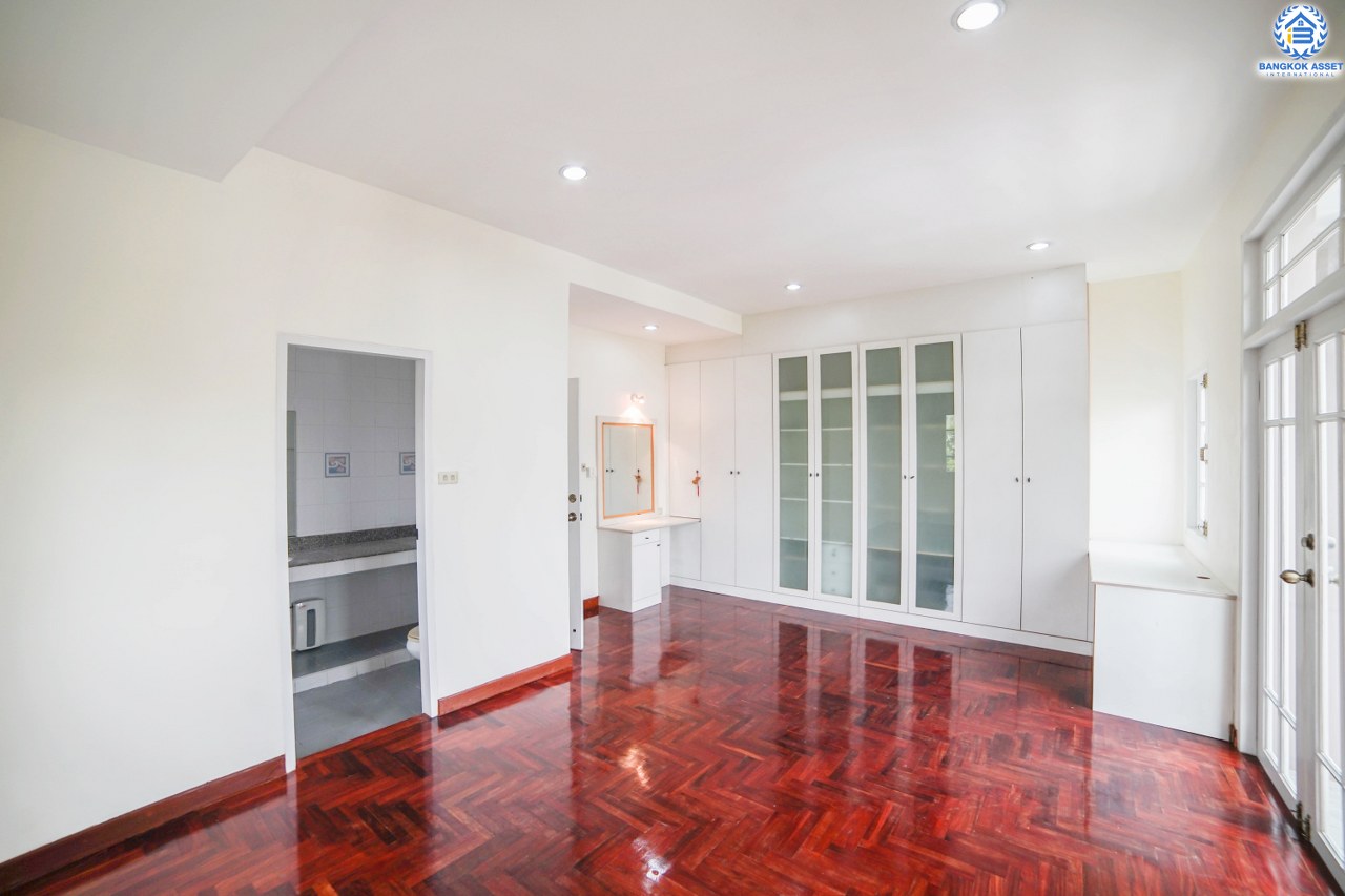 ทาวน์โฮมมือสอง 3 ชั้น ห้องมุม หมู่บ้านสายลม แจ้งวัฒนะ-ปากเกร็ด ฟังก์ชั่น 4 ห้องนอน 4 ห้องน้ำ (พื้นที่ใช้สอย 216 ตร.ม.) เหมาะอยู่อาศัย หรือ ทำออฟฟิศ บ้านสภาพสวย พร้อมอยู่ ทำเลดีสุดๆ ห่างจากถนนแจ้งวัฒนะไม่เกิน 200 เมตร ใกล้เซ็นทรัลแจ้งวัฒนะ , เมืองทองธานี  และ จุดขึ้นทางด่วนแจ้งวัฒนะ