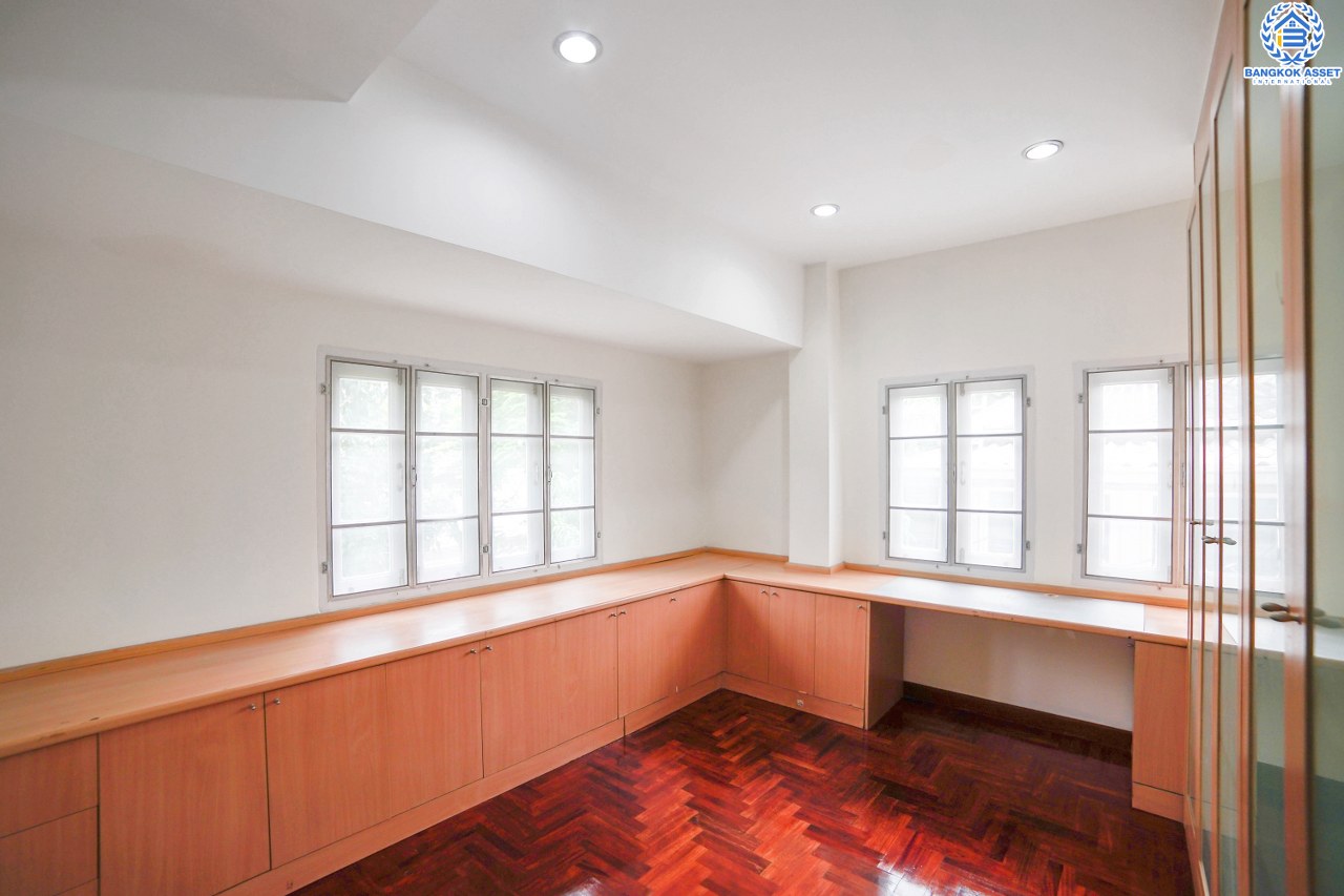 ทาวน์โฮมมือสอง 3 ชั้น ห้องมุม หมู่บ้านสายลม แจ้งวัฒนะ-ปากเกร็ด ฟังก์ชั่น 4 ห้องนอน 4 ห้องน้ำ (พื้นที่ใช้สอย 216 ตร.ม.) เหมาะอยู่อาศัย หรือ ทำออฟฟิศ บ้านสภาพสวย พร้อมอยู่ ทำเลดีสุดๆ ห่างจากถนนแจ้งวัฒนะไม่เกิน 200 เมตร ใกล้เซ็นทรัลแจ้งวัฒนะ , เมืองทองธานี  และ จุดขึ้นทางด่วนแจ้งวัฒนะ