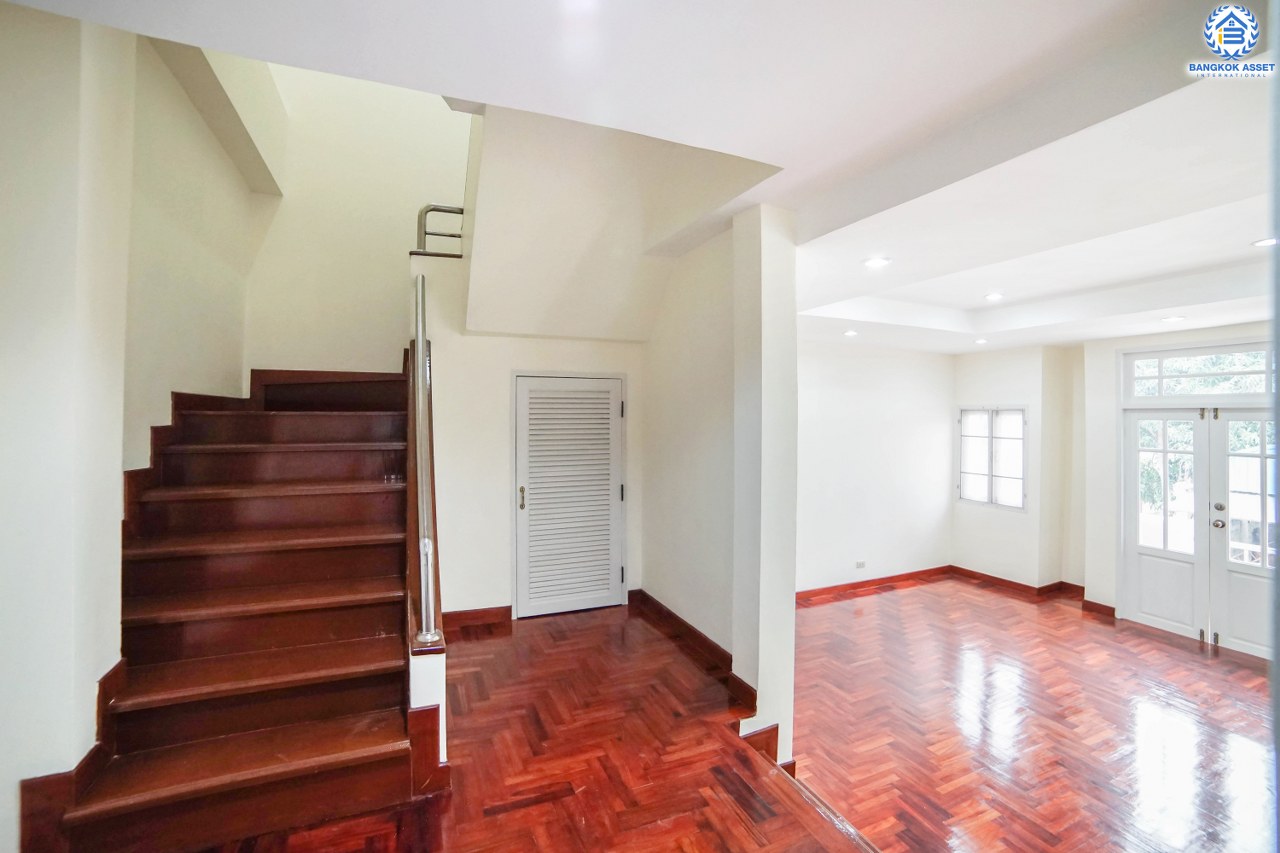 ทาวน์โฮมมือสอง 3 ชั้น ห้องมุม หมู่บ้านสายลม แจ้งวัฒนะ-ปากเกร็ด ฟังก์ชั่น 4 ห้องนอน 4 ห้องน้ำ (พื้นที่ใช้สอย 216 ตร.ม.) เหมาะอยู่อาศัย หรือ ทำออฟฟิศ บ้านสภาพสวย พร้อมอยู่ ทำเลดีสุดๆ ห่างจากถนนแจ้งวัฒนะไม่เกิน 200 เมตร ใกล้เซ็นทรัลแจ้งวัฒนะ , เมืองทองธานี  และ จุดขึ้นทางด่วนแจ้งวัฒนะ