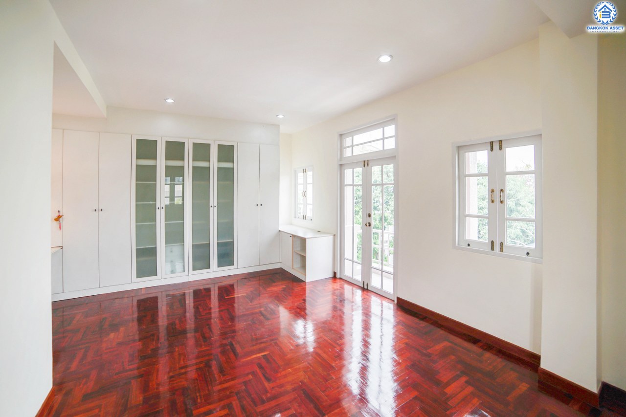 ทาวน์โฮมมือสอง 3 ชั้น ห้องมุม หมู่บ้านสายลม แจ้งวัฒนะ-ปากเกร็ด ฟังก์ชั่น 4 ห้องนอน 4 ห้องน้ำ (พื้นที่ใช้สอย 216 ตร.ม.) เหมาะอยู่อาศัย หรือ ทำออฟฟิศ บ้านสภาพสวย พร้อมอยู่ ทำเลดีสุดๆ ห่างจากถนนแจ้งวัฒนะไม่เกิน 200 เมตร ใกล้เซ็นทรัลแจ้งวัฒนะ , เมืองทองธานี  และ จุดขึ้นทางด่วนแจ้งวัฒนะ