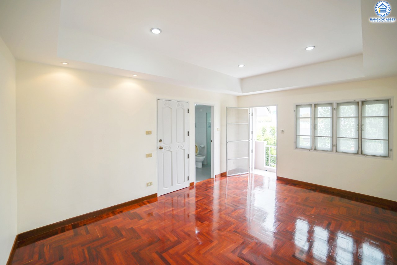 ทาวน์โฮมมือสอง 3 ชั้น ห้องมุม หมู่บ้านสายลม แจ้งวัฒนะ-ปากเกร็ด ฟังก์ชั่น 4 ห้องนอน 4 ห้องน้ำ (พื้นที่ใช้สอย 216 ตร.ม.) เหมาะอยู่อาศัย หรือ ทำออฟฟิศ บ้านสภาพสวย พร้อมอยู่ ทำเลดีสุดๆ ห่างจากถนนแจ้งวัฒนะไม่เกิน 200 เมตร ใกล้เซ็นทรัลแจ้งวัฒนะ , เมืองทองธานี  และ จุดขึ้นทางด่วนแจ้งวัฒนะ