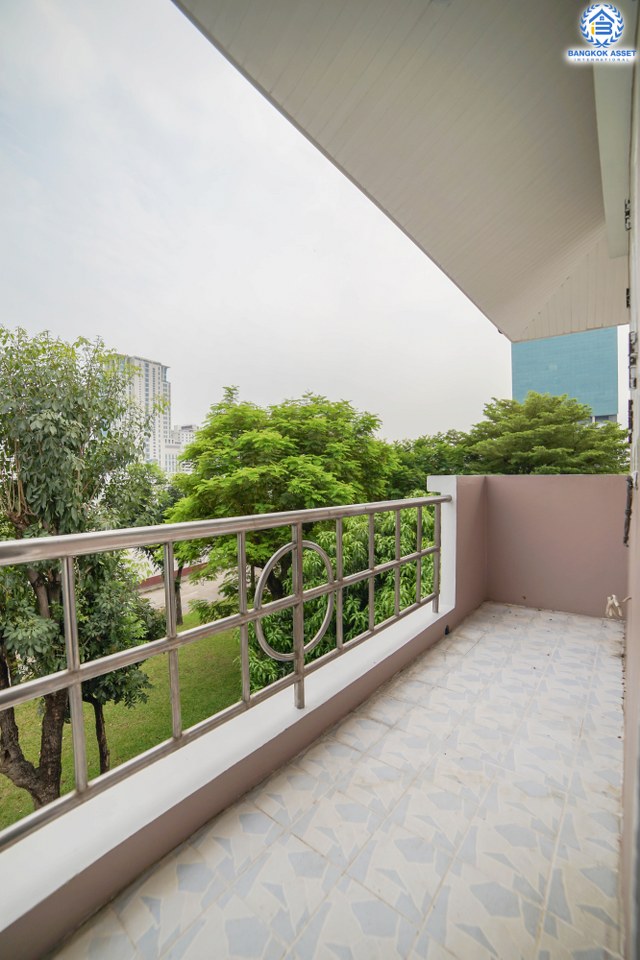 ทาวน์โฮมมือสอง 3 ชั้น ห้องมุม หมู่บ้านสายลม แจ้งวัฒนะ-ปากเกร็ด ฟังก์ชั่น 4 ห้องนอน 4 ห้องน้ำ (พื้นที่ใช้สอย 216 ตร.ม.) เหมาะอยู่อาศัย หรือ ทำออฟฟิศ บ้านสภาพสวย พร้อมอยู่ ทำเลดีสุดๆ ห่างจากถนนแจ้งวัฒนะไม่เกิน 200 เมตร ใกล้เซ็นทรัลแจ้งวัฒนะ , เมืองทองธานี  และ จุดขึ้นทางด่วนแจ้งวัฒนะ