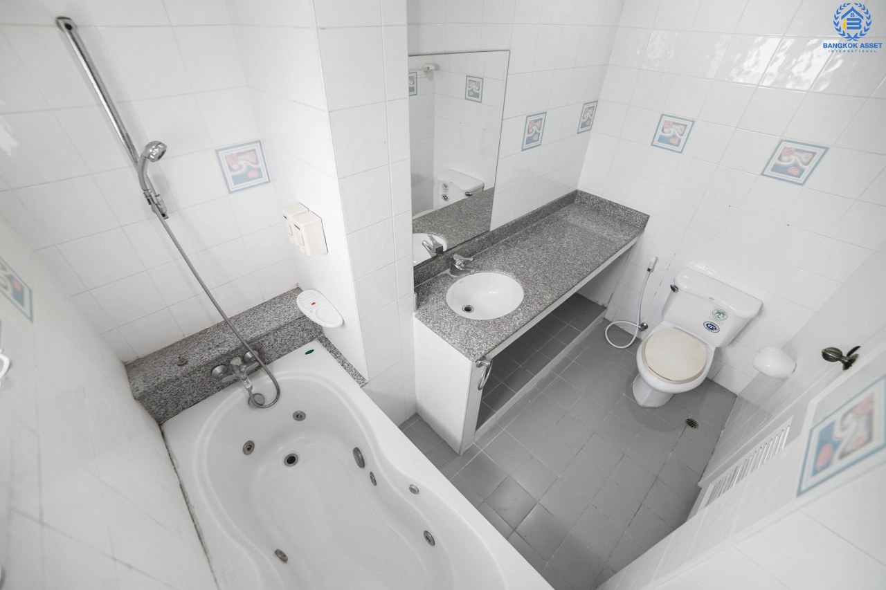 ทาวน์โฮมมือสอง 3 ชั้น ห้องมุม หมู่บ้านสายลม แจ้งวัฒนะ-ปากเกร็ด ฟังก์ชั่น 4 ห้องนอน 4 ห้องน้ำ (พื้นที่ใช้สอย 216 ตร.ม.) เหมาะอยู่อาศัย หรือ ทำออฟฟิศ บ้านสภาพสวย พร้อมอยู่ ทำเลดีสุดๆ ห่างจากถนนแจ้งวัฒนะไม่เกิน 200 เมตร ใกล้เซ็นทรัลแจ้งวัฒนะ , เมืองทองธานี  และ จุดขึ้นทางด่วนแจ้งวัฒนะ