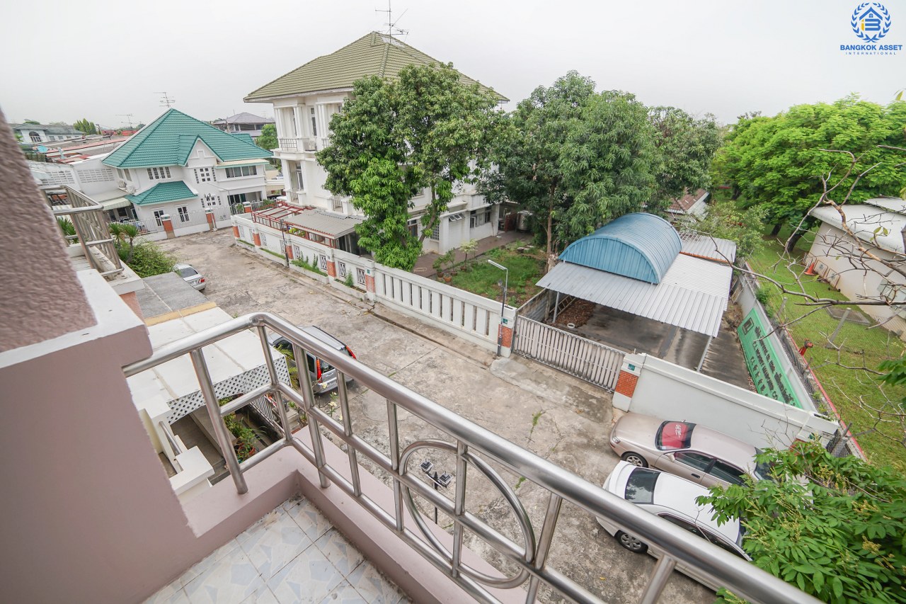 ทาวน์โฮมมือสอง 3 ชั้น ห้องมุม หมู่บ้านสายลม แจ้งวัฒนะ-ปากเกร็ด ฟังก์ชั่น 4 ห้องนอน 4 ห้องน้ำ (พื้นที่ใช้สอย 216 ตร.ม.) เหมาะอยู่อาศัย หรือ ทำออฟฟิศ บ้านสภาพสวย พร้อมอยู่ ทำเลดีสุดๆ ห่างจากถนนแจ้งวัฒนะไม่เกิน 200 เมตร ใกล้เซ็นทรัลแจ้งวัฒนะ , เมืองทองธานี  และ จุดขึ้นทางด่วนแจ้งวัฒนะ