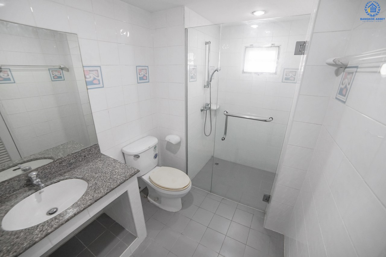 ทาวน์โฮมมือสอง 3 ชั้น ห้องมุม หมู่บ้านสายลม แจ้งวัฒนะ-ปากเกร็ด ฟังก์ชั่น 4 ห้องนอน 4 ห้องน้ำ (พื้นที่ใช้สอย 216 ตร.ม.) เหมาะอยู่อาศัย หรือ ทำออฟฟิศ บ้านสภาพสวย พร้อมอยู่ ทำเลดีสุดๆ ห่างจากถนนแจ้งวัฒนะไม่เกิน 200 เมตร ใกล้เซ็นทรัลแจ้งวัฒนะ , เมืองทองธานี  และ จุดขึ้นทางด่วนแจ้งวัฒนะ