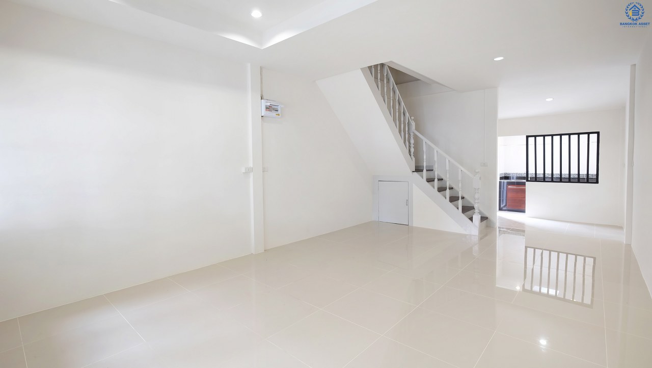 บ้านมือสองตกแต่งใหม่ หมู่บ้าน บัวทอง 2 บางใหญ่-เซ็นทรัลเวสต์เกต สุดยอดทำเลขายดี! เพียง 50 เมตร ถึงต้นสายรถไฟฟ้า "สถานีคลองบางไผ่" พร้อมอยู่ ฟังก์ชั่นครบ! อยู่ในแหล่งชุมชน พร้อมการเดินทางสุดสะดวกสบาย มีรถประจำทางผ่านหลายสาย คุ้มค่า! ราคาไม่แพง