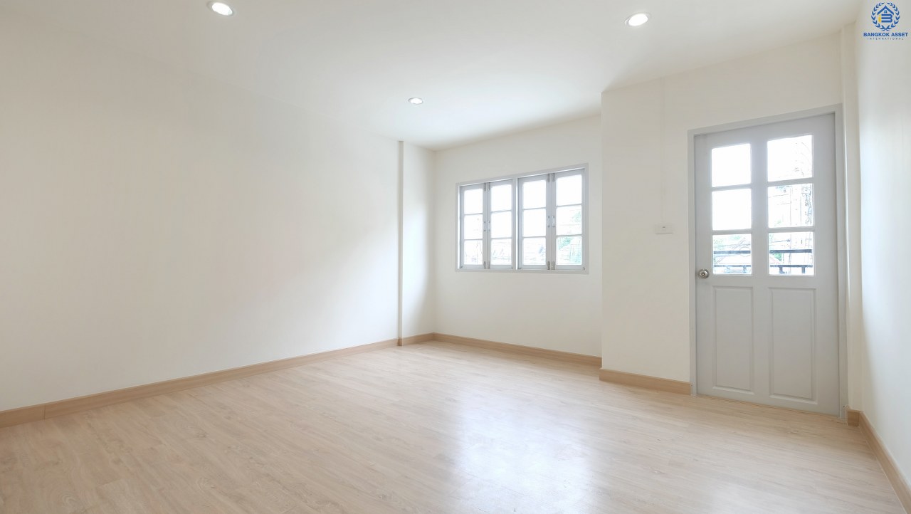 บ้านมือสองตกแต่งใหม่ หมู่บ้าน บัวทอง 2 บางใหญ่-เซ็นทรัลเวสต์เกต สุดยอดทำเลขายดี! เพียง 50 เมตร ถึงต้นสายรถไฟฟ้า "สถานีคลองบางไผ่" พร้อมอยู่ ฟังก์ชั่นครบ! อยู่ในแหล่งชุมชน พร้อมการเดินทางสุดสะดวกสบาย มีรถประจำทางผ่านหลายสาย คุ้มค่า! ราคาไม่แพง